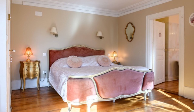 Bed and Breakfast 'Demeure D'antan - Chambre Rose' with Shared Terrace, Shared Garden and Wi-Fi