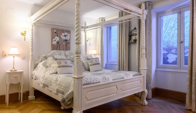 Bed and Breakfast 'Demeure D'antan - Chambre Romance' with Shared Terrace, Shared Garden and Wi-Fi