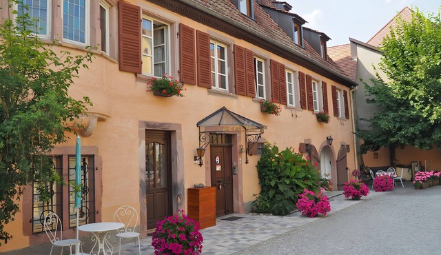 Bed and Breakfast 'Demeure D'antan - Chambre Esmeralda' with Shared Terrace, Shared Garden and Wi-Fi