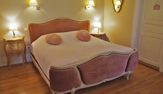 Bed and Breakfast 'Demeure D'antan - Chambre Rose' with Shared Terrace, Shared Garden and Wi-Fi