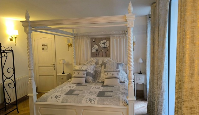 Bed and Breakfast 'Demeure D'antan - Chambre Romance' with Shared Terrace, Shared Garden and Wi-Fi