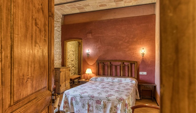 Bed and Breakfast 'Fonolleres' with Shared Pool, Wi-Fi and Air Conditioning