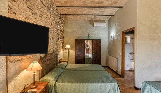 Bed and Breakfast 'Ullastret' with Shared Pool, Wi-Fi and Air Conditioning