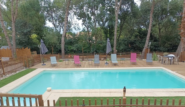 Bed and breakfast for 4 people, private jacuzzi and swimming pool. 3 minutes medieval city.
