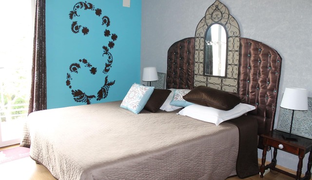 Bed and breakfast for 3 people Portes Du Désert with outdoor pool and jacuzzi.