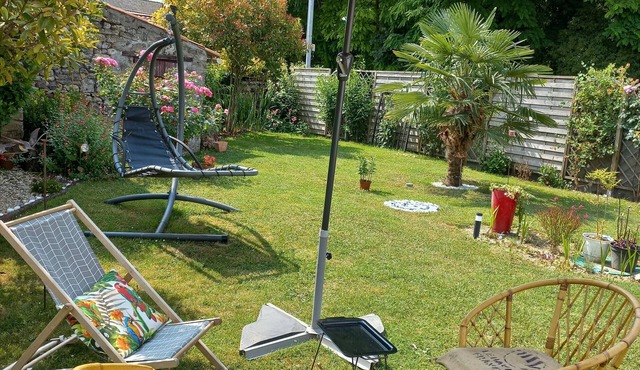 Bed and Breakfast 'Les Hirondelles' with Private Terrace, Shared Garden and Wi-Fi
