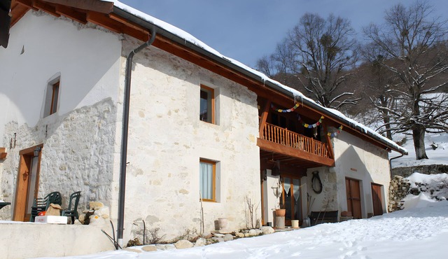 Bed and Breakfast 'Chez Louve Bleue - Côté Jardin' with Mountain View, Shared Terrace and Wi-Fi