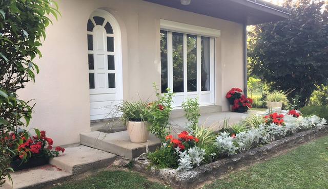 Bed and Breakfast 'Chambre Bleue' with Shared Terrace, Shared Garden and Wi-Fi