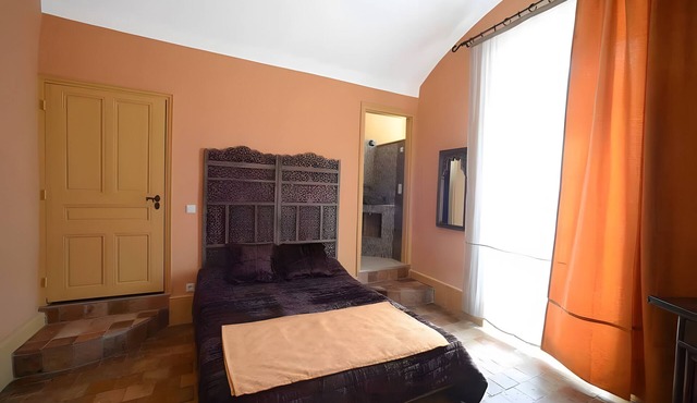 Bed and Breakfast 'Chambre Fronce' with Shared Terrace, Shared Garden and Wi-Fi