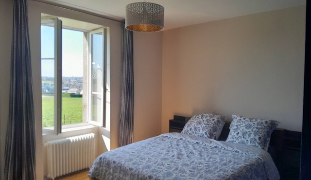 Bed and Breakfast 'Grande Chambre Lumineuse' with Private Garden and Wi-Fi