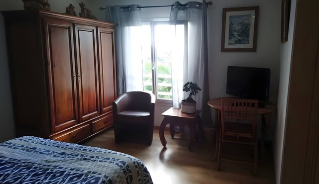 Bed and Breakfast 'Chambre Chinoise' with Shared Terrace, Shared Garden and Wi-Fi