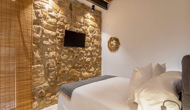 Bed and Breakfast 'Habitació Doble' with Shared Terrace, Wi-Fi and Air Conditioning