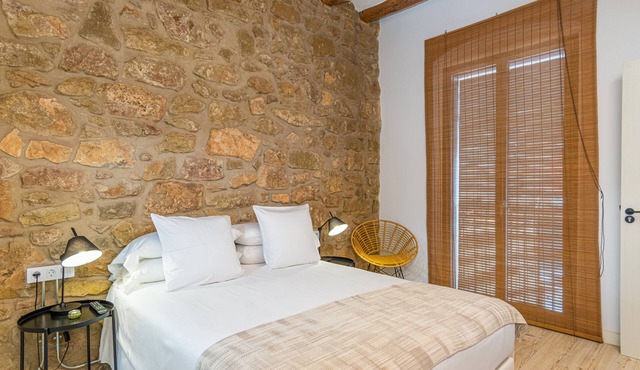 Bed and Breakfast 'Habitació Doble' with Shared Terrace, Wi-Fi and Air Conditioning