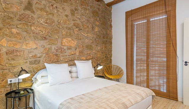 Bed and Breakfast 'Habitació Doble' with Shared Terrace, Wi-Fi and Air Conditioning