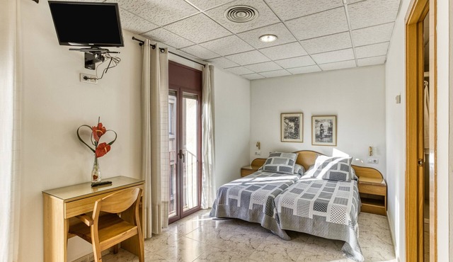 Bed and Breakfast 'Habitació Familiar' with Balcony, Wi-Fi, and Air Conditioning