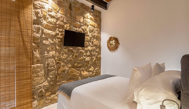 Bed and Breakfast 'Habitació Doble' with Shared Terrace, Wi-Fi and Air Conditioning