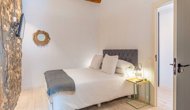 Bed and Breakfast 'Habitació Doble' with Shared Terrace, Wi-Fi and Air Conditioning