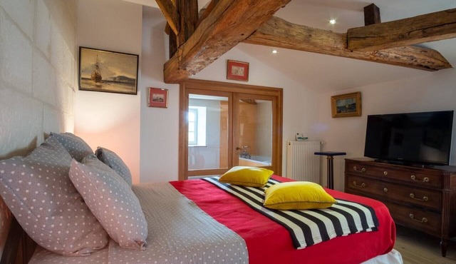 Bed and Breakfast in 14th Century Château with Shared Garden and Wi-Fi in Champdolent