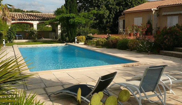 Bed and Breakfast in a 19th century Bastide in a large park with swimming pool