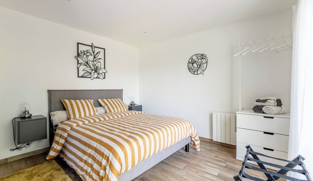 Bed and Breakfast 'Kerwall - Chambres Familiales' with Shared Pool, Private Terrace and Wi-Fi