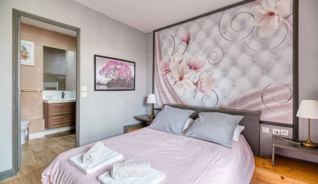 Bed and Breakfast 'La Des Lys' with Shared Pool, Shared Garden and Wi-Fi