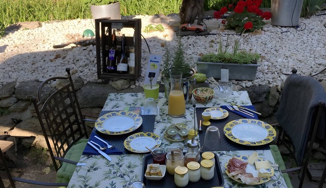 Bed and Breakfast 'Lavande' with Shared Pool, Wi-Fi and Air Conditioning