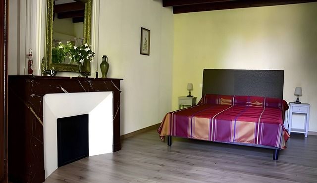 Bed and Breakfast 'Le Vieux Noyer - Tilleul' with Shared Garden and Wi-Fi