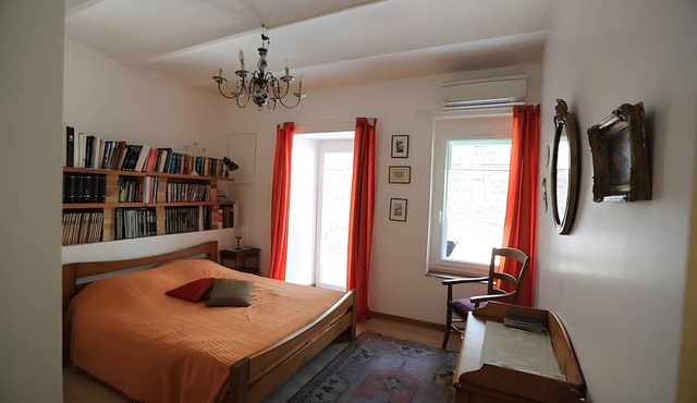 Bed and Breakfast 'Les Citronniers - Bibliothèque' with Shared Terrace, Wi-Fi and Air Conditioning