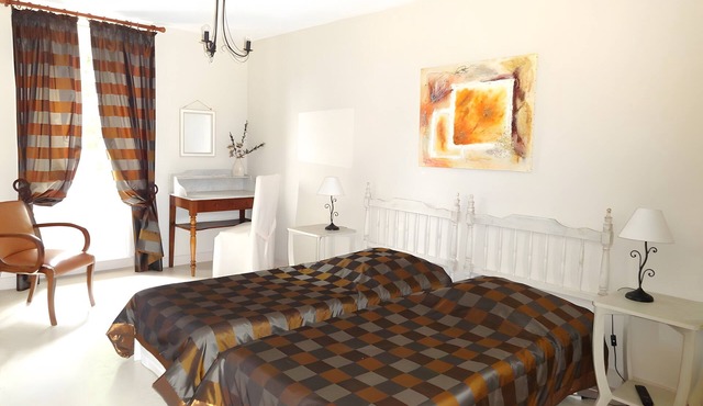 Bed and Breakfast 'Les Malvaux - Chambre Marron' with Shared Pool, Shared Terrace and Wi-Fi