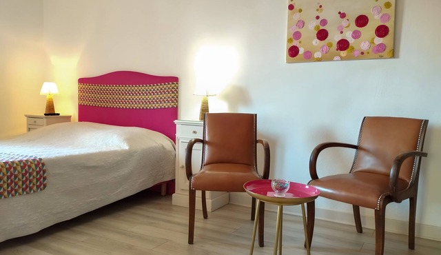 Bed and Breakfast 'Les Malvaux - Chambre Fuchsia' with Shared Pool, Shared Terrace and Wi-Fi