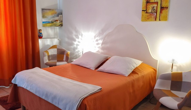 Bed and Breakfast 'Les Malvaux - Chambre Orange' with Shared Pool, Shared Terrace and Wi-Fi