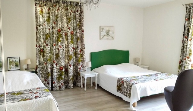 Bed and Breakfast 'Les Malvaux - Chambre Verte' with Shared Pool, Shared Terrace and Wi-Fi
