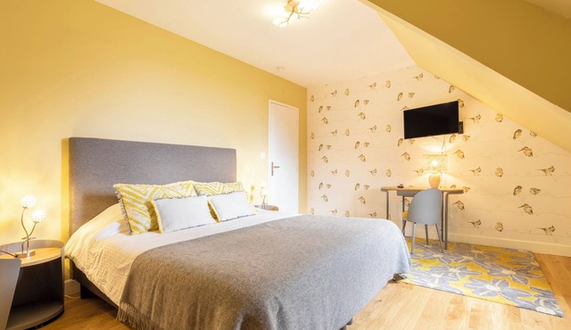 Bed and Breakfast 'Madame De Maintenon' with Shared Terrace, Shared Garden and Wi-Fi