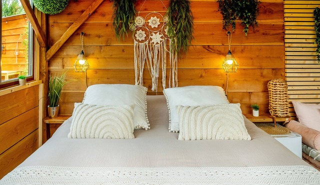 Bed and Breakfast 'Magnifique Lodge Pour Amoureux' with Private Terrace and Private Garden