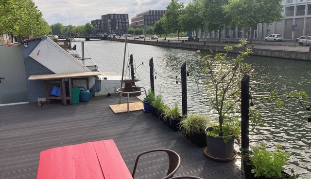 Bed and breakfast on a houseboat