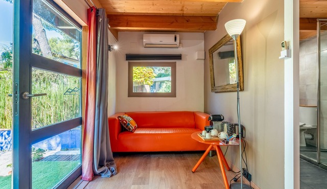 Bed and Breakfast 'Orange' with Shared Pool, Wi-Fi and Air Conditioning