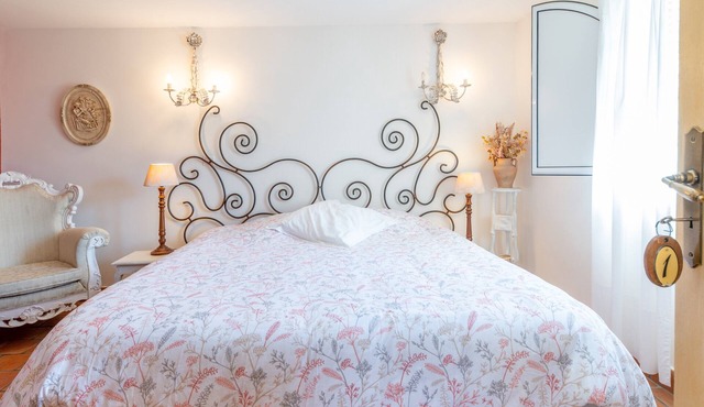 Bed and Breakfast 'Regina' with Shared Pool, Wi-Fi and Air Conditioning