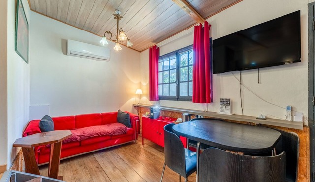Bed and Breakfast 'Rouge' with Shared Pool, Wi-Fi and Air Conditioning