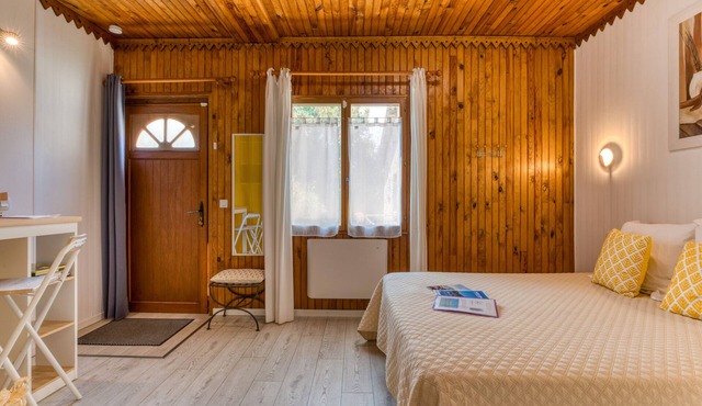 Bed and breakfast 'Saints-Peyres' with Shared Terrace, Wi-Fi