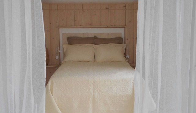Bed and breakfast: "Suite cabane Roulotte" in the heart of the vegetable garden, breakfast included.
