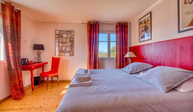 Bed and Breakfast 'Toulouse Lautrec' with Shared Pool, Shared Garden and Wi-Fi