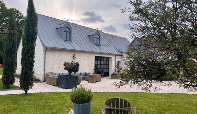 Bed and Breakfast 'Très Belle Suite Familiale' with Shared Pool, Private Terrace and Wi-Fi