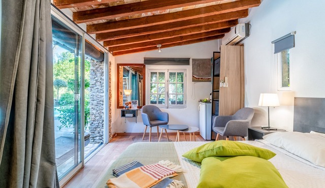 Bed and Breakfast 'Vert' with Shared Pool, Wi-Fi and Air Conditioning