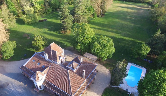 Bed and Breakfast with swimming pool in the heart of a park