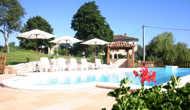 Bed and Breakfast Lodge Tent at the foot of the Albigensian bastides