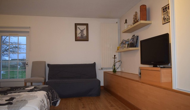Bed and Breakfast 'Chambre Laurier' with Shared Pool, Shared Garden and Wi-Fi
