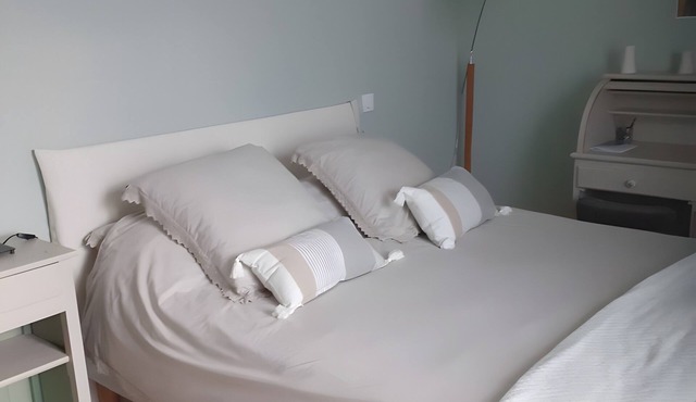 Bed and Breakfast 'Chambre Opaline' with Private Terrace, Private Garden and Wi-Fi