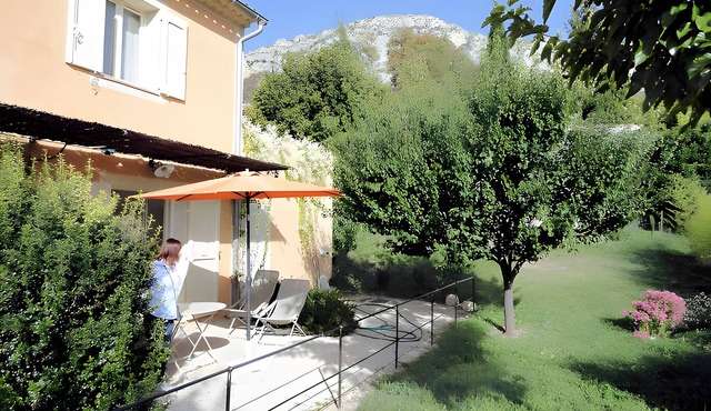 Bed and Breakfast 'Le Mas Du Loup - Camélia' with Mountain View, Shared Terrace and Wi-Fi