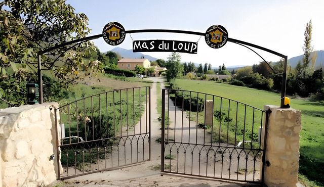 Bed and Breakfast 'Le Mas Du Loup - Chambre Italienne' with Mountain View, Shared Terrace and Wi-Fi