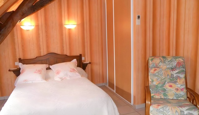 Bed and Breakfast 'Chambre Giroflée' with Shared Garden and Air Conditioning